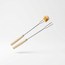 Marshmallow-Röststäbe 2er-Set — schwebend mit Marshmallow